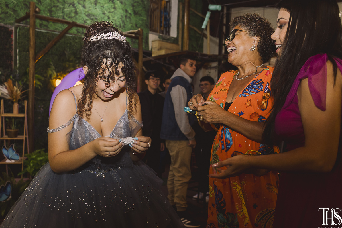 debutante rindo com familiares - fotografa em sbc sp