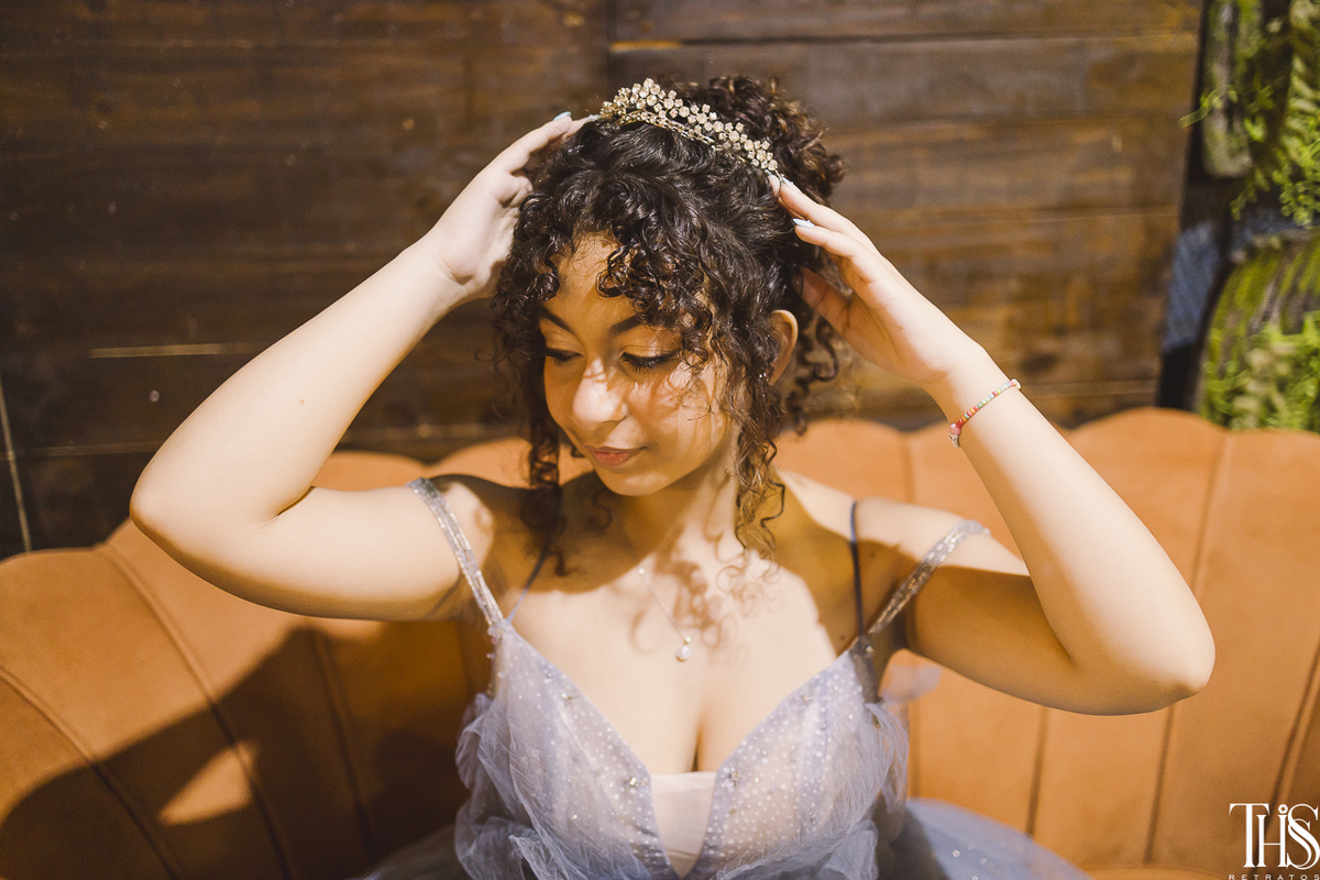 debutante segurando coroa - fotografa em sbc sp