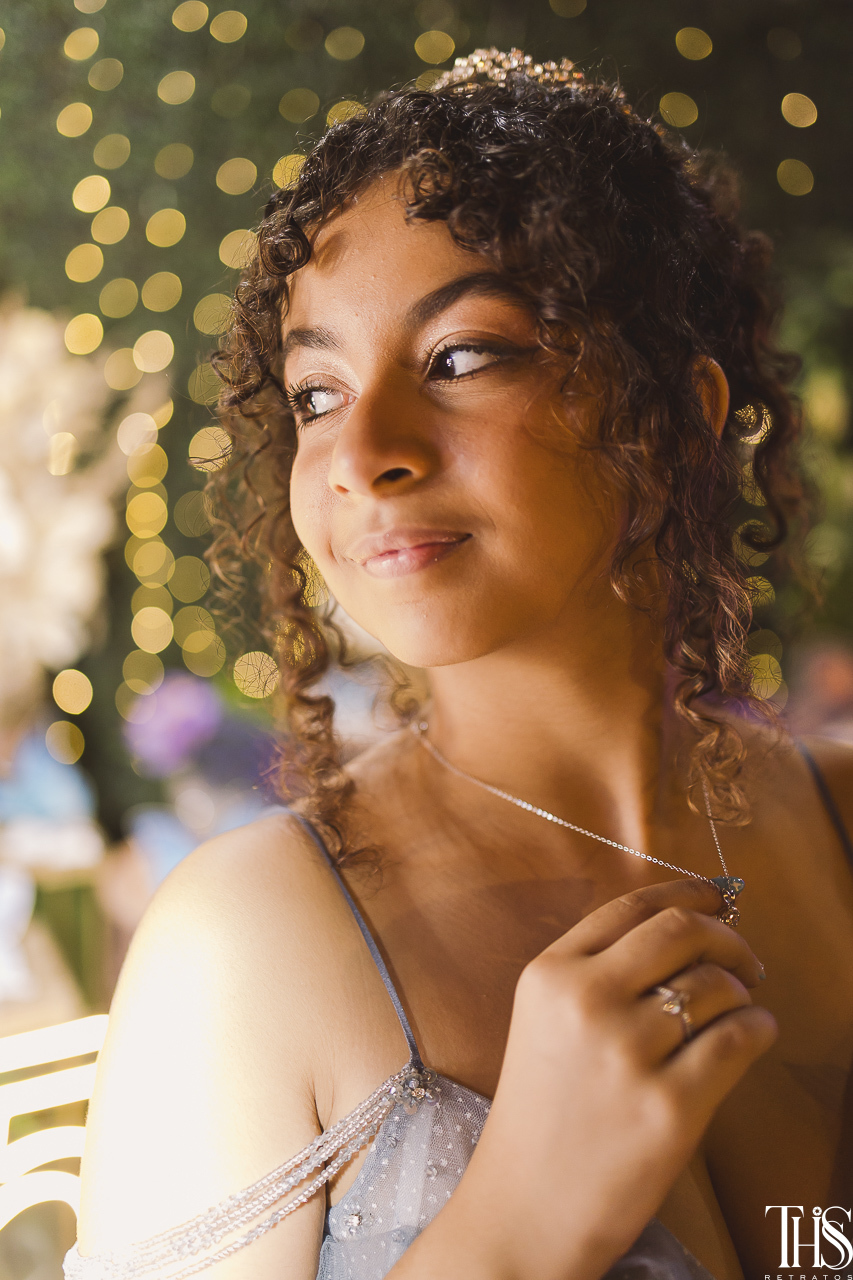 Debutante segurando colar - fotografa em sbc sp