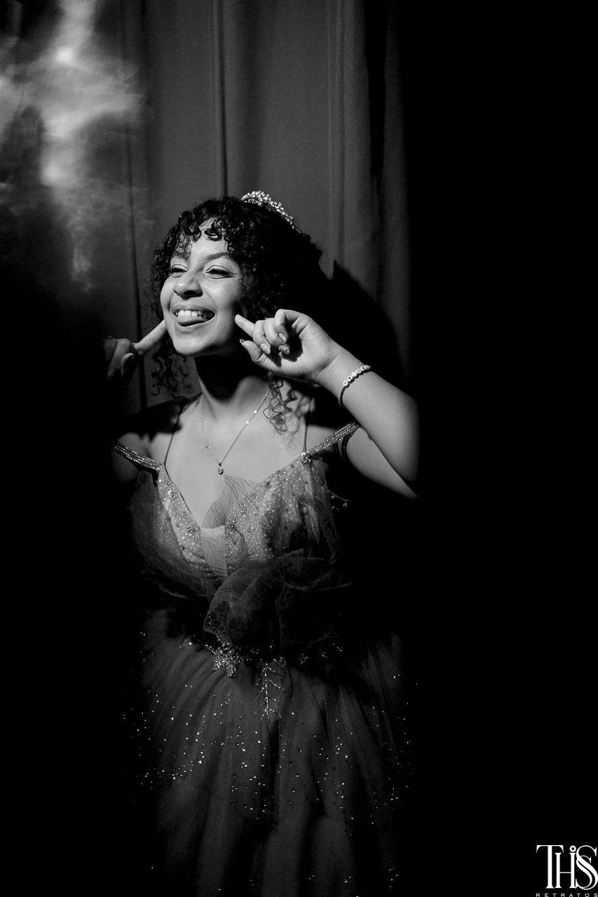 foto preto e branco debutante fazendo pose - fotografa em sbc sp