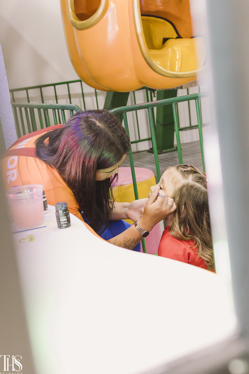 menina de 4 anos tendo rosto pintado festa infantil - fotografa em sbc sp