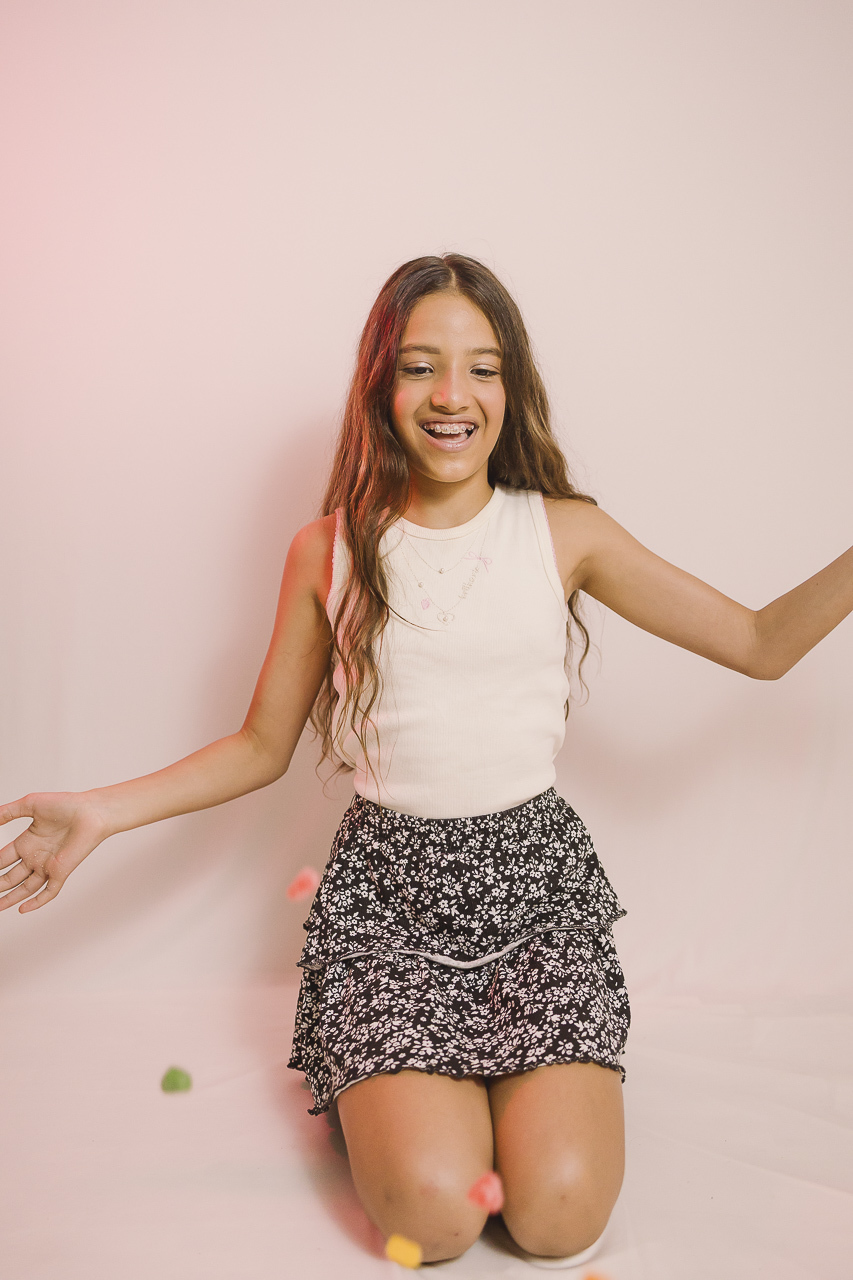 menina sorrindo jogando jujubas ensaio feminino de aniversário - fotografa em sbc sp