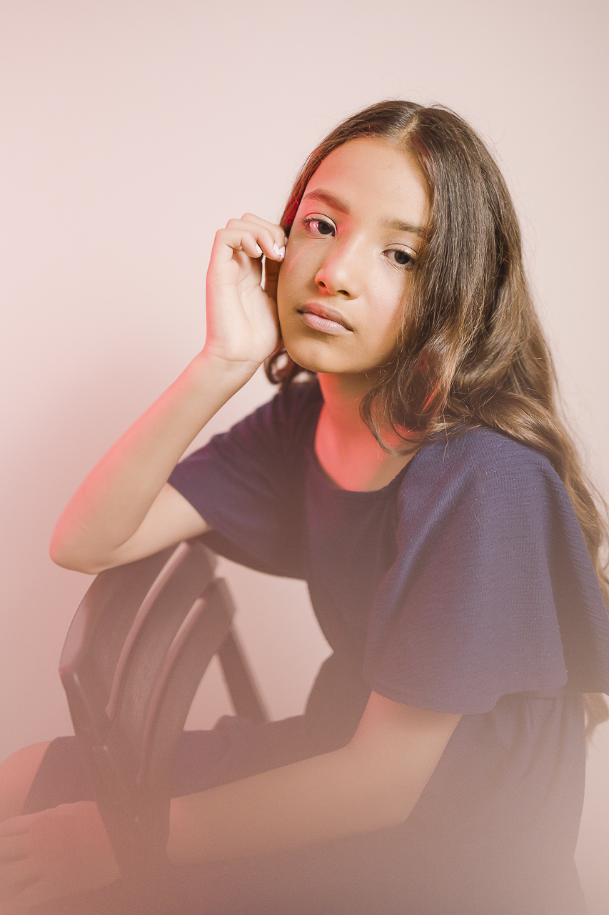 menina em ensaio de 11 anos olhando para a câmera ensaio de aniversário - fotografa em sbc sp