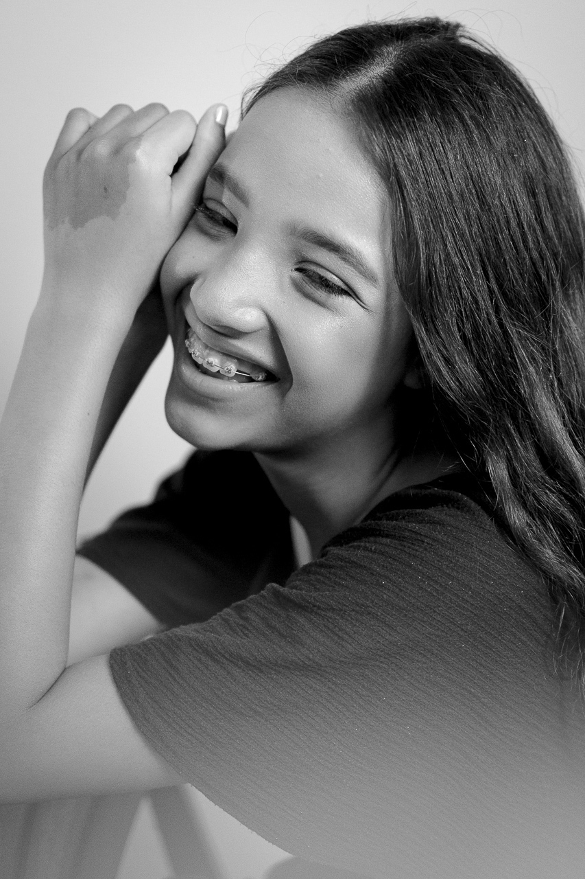 foto preto e branco menina de 11 anos sorrindo - fotografa em sbc sp