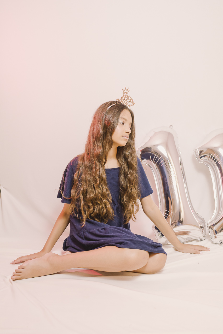 menina em ensaio de aniversário 11 anos feminino com balões de fundo - fotografa em sbc sp