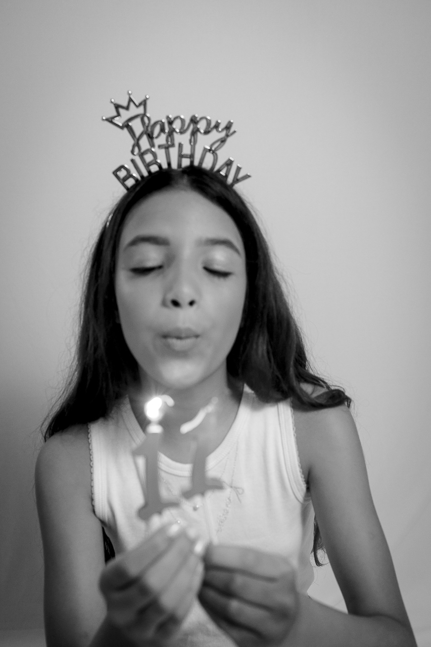 menina de 11 aos assoprando velas em foto preto e branco ensaio feminino aniversário - fotografa em sbc sp