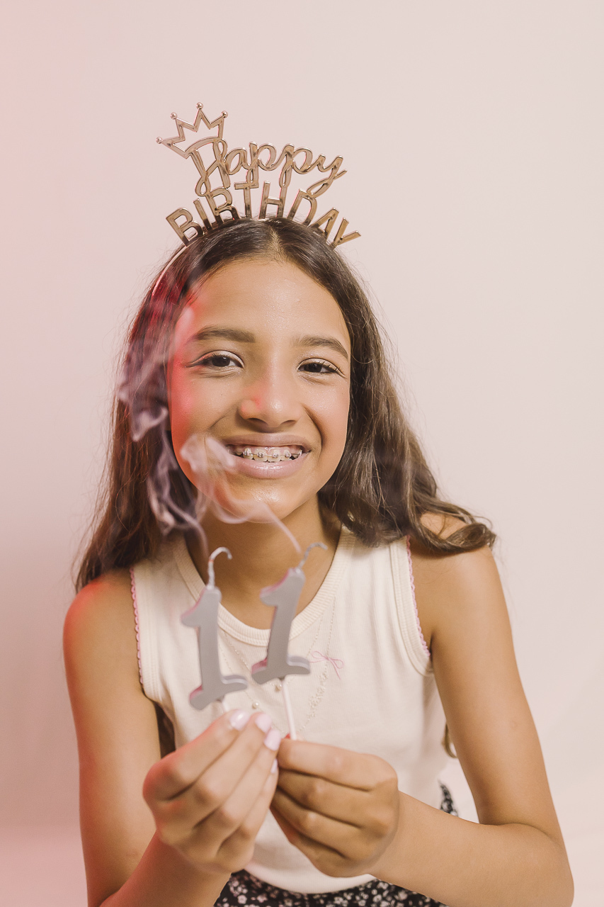 menina com velas de 11 anos em ensaio feminino de aniversário