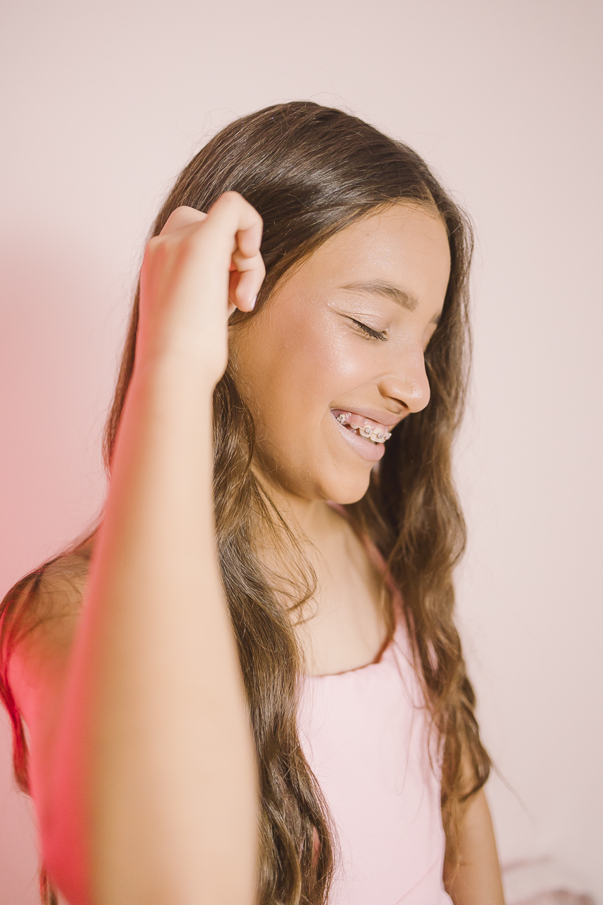 menina de 11 anos sorrindo em ensaio de aniversário - fotografa em sbc sp