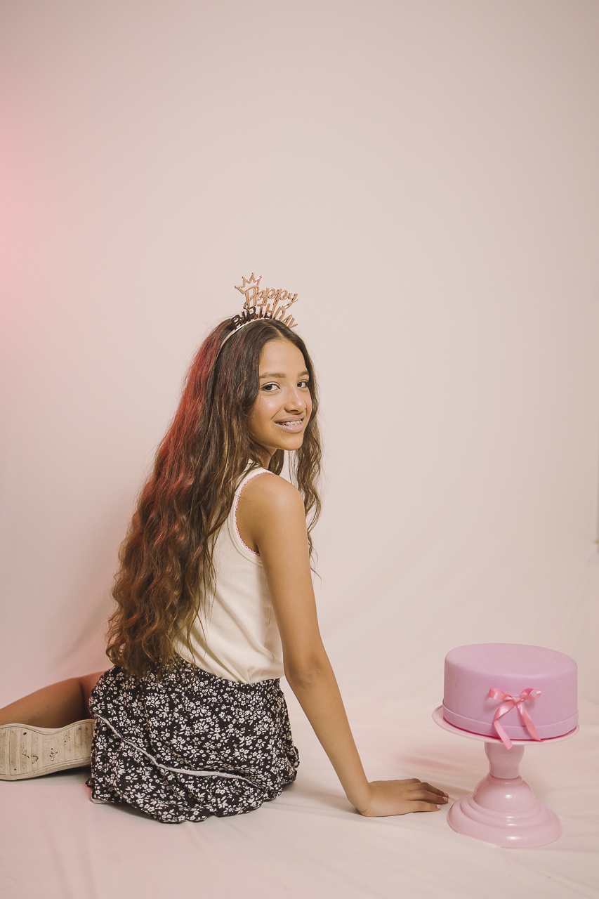 ensaio de 11 anos aniversário feminino menina olhando para a câmera - fotografa em sbc sp
