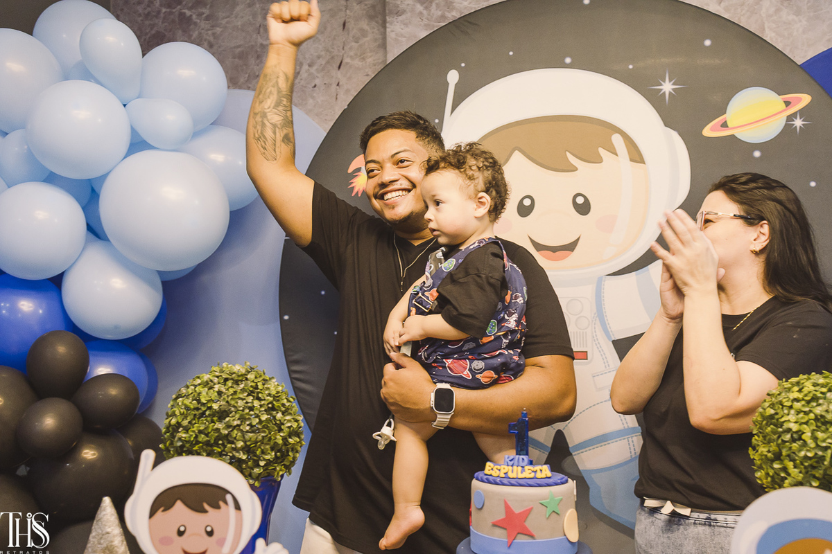 pai com filho no colo em festa infantil - fotografa em sp sbc