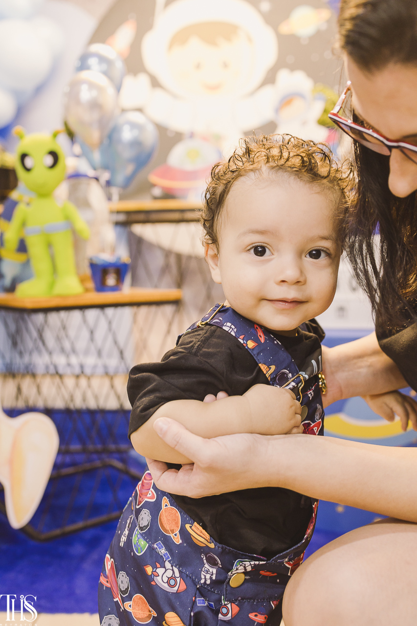 bebê de 1 ano olhando para a câmera em festa infantil - fotografa em sp sbc