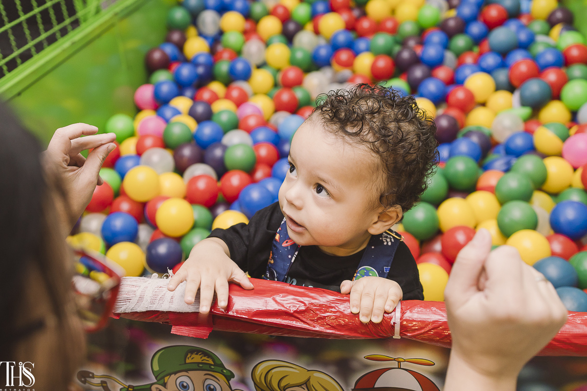 bebê de 1 ano em piscina de bolinha - fotografa em sp sbc