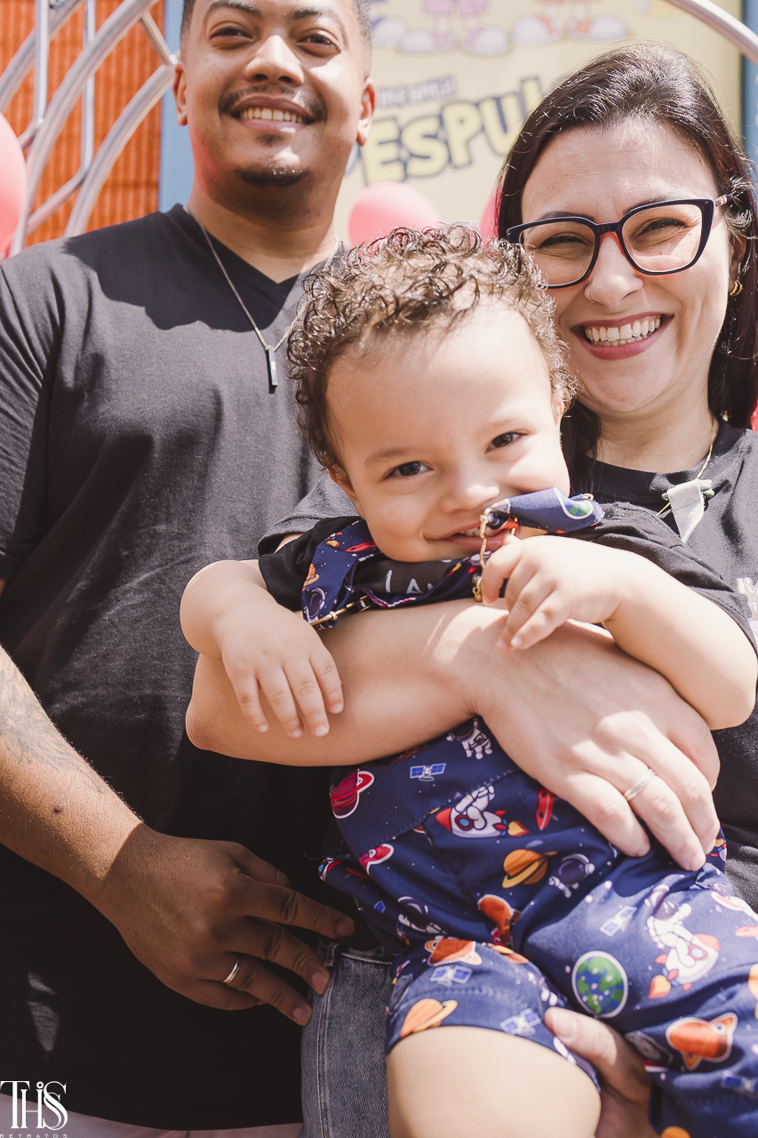 criança de 1 ano no colo dos pais externo sorrindo - fotografa em sp sbc