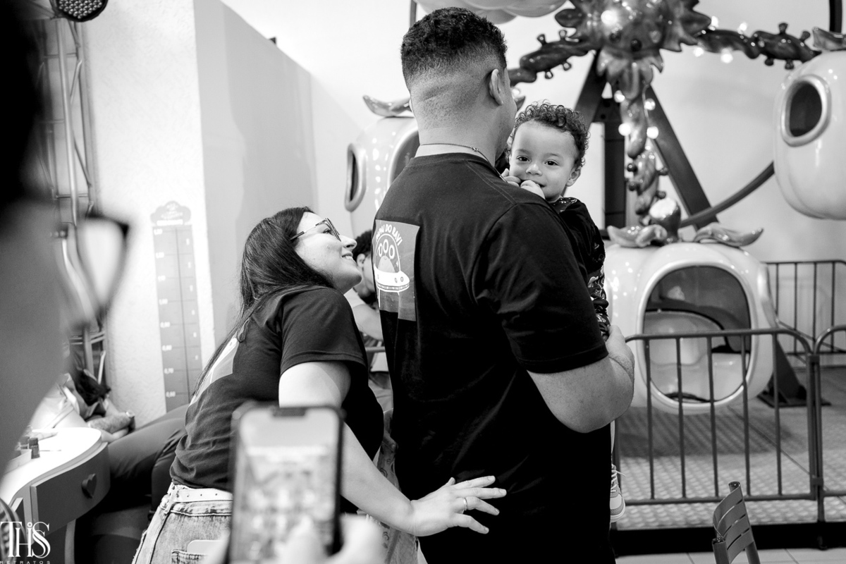 foto preto e branco de família com bebê de 1 ano em festa infantil - fotografa em sp sbc