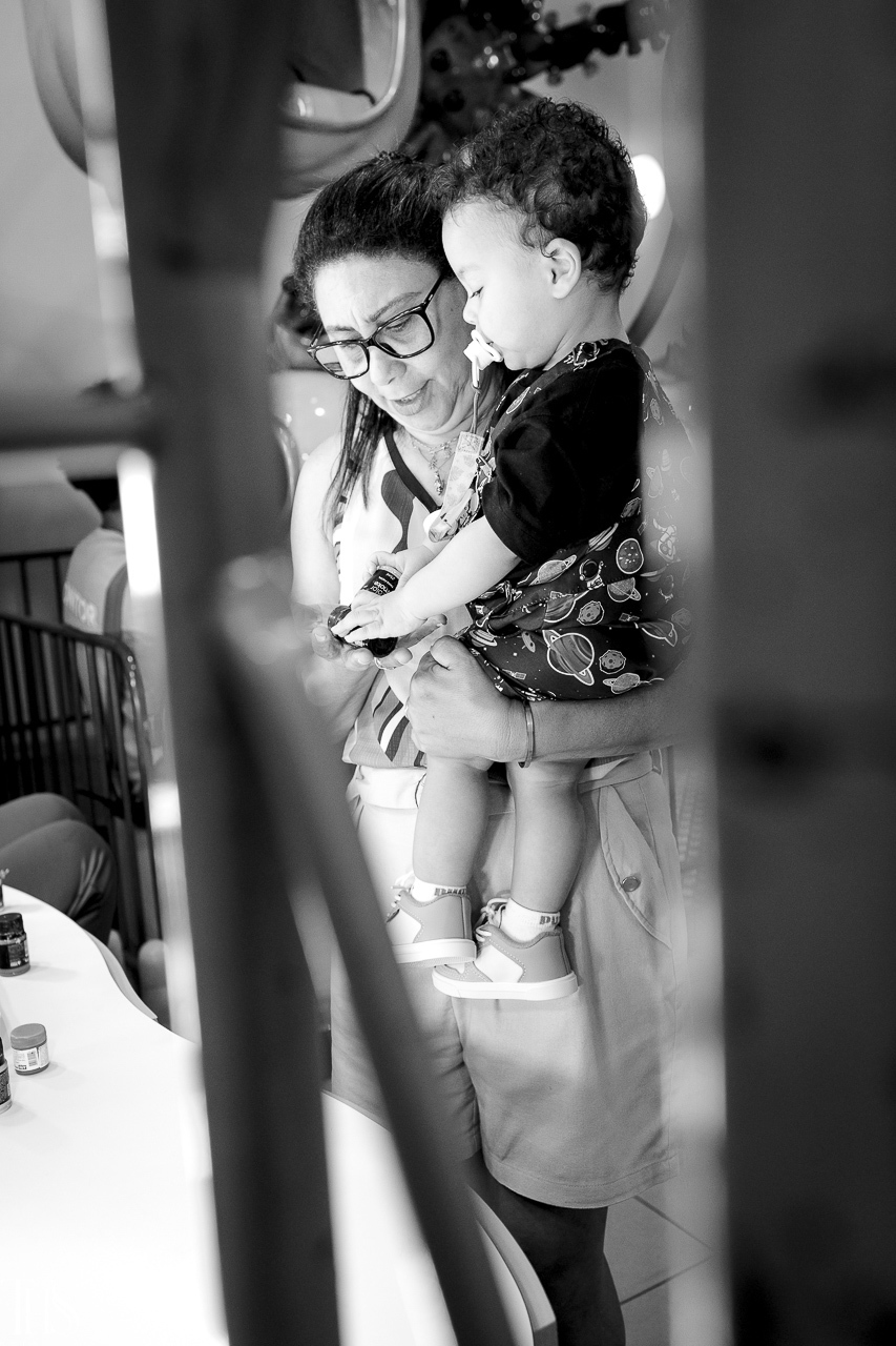 foto preto e branco de criança de 1 ano comm avó - fotografa em sp sbc