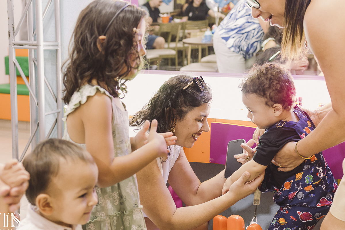 bebê de 1 ano com convidados