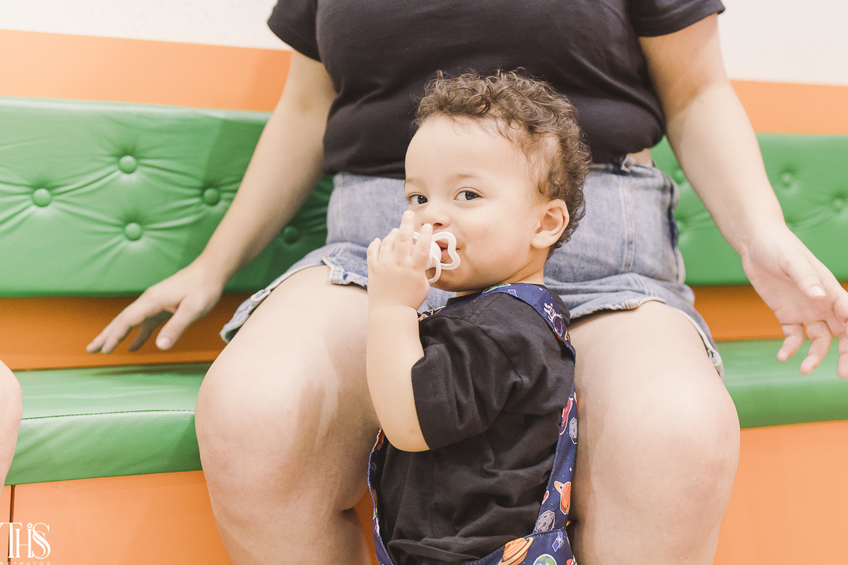 bebê com chupeta em festa infantil - fotografa em sp sbc