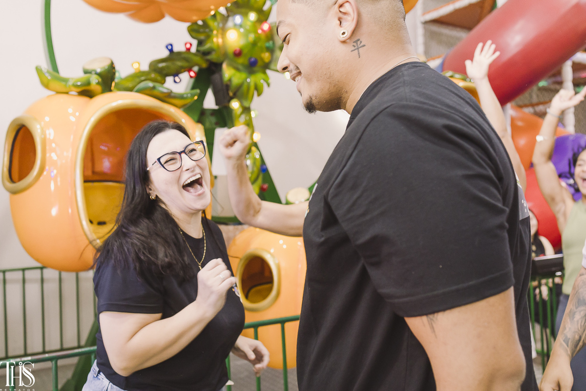 pais rindo em festa infantil - fotografa em sp sbc