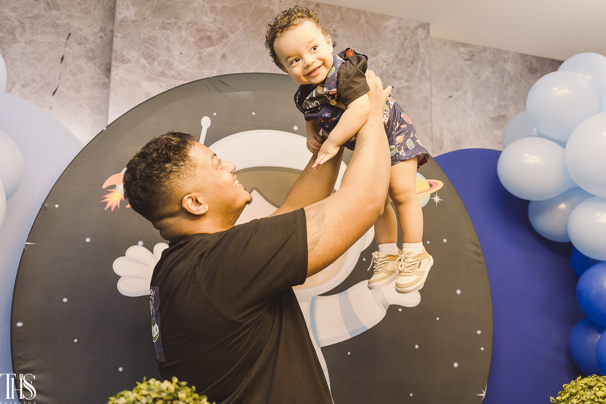 pai brincando com bebê jogando no ar - fotografa em sp sbc