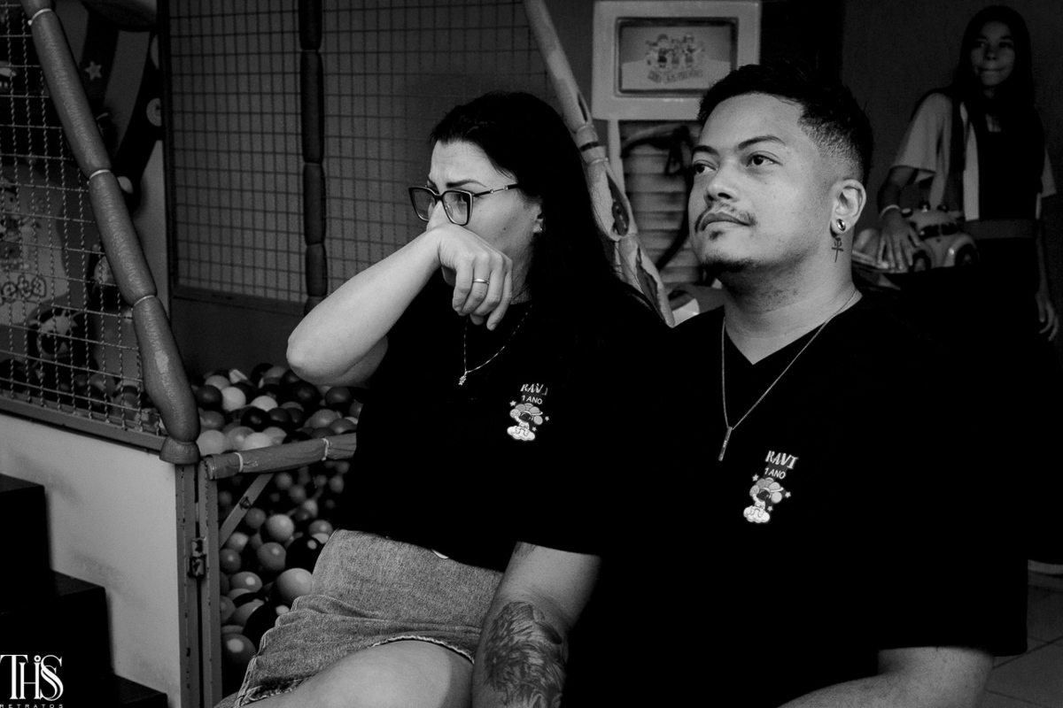 foto preto e branco pais emocionados em festa infantil - fotografa em sp sbc