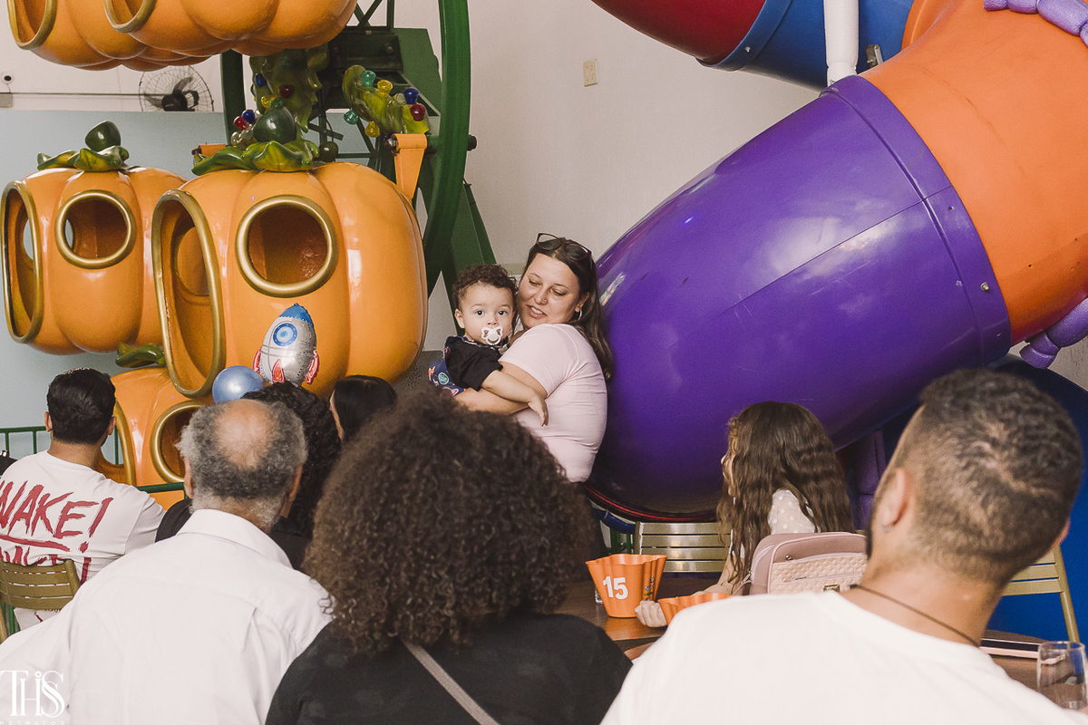 bebê no colo de tia em festa infantil - fotografa em sp sbc
