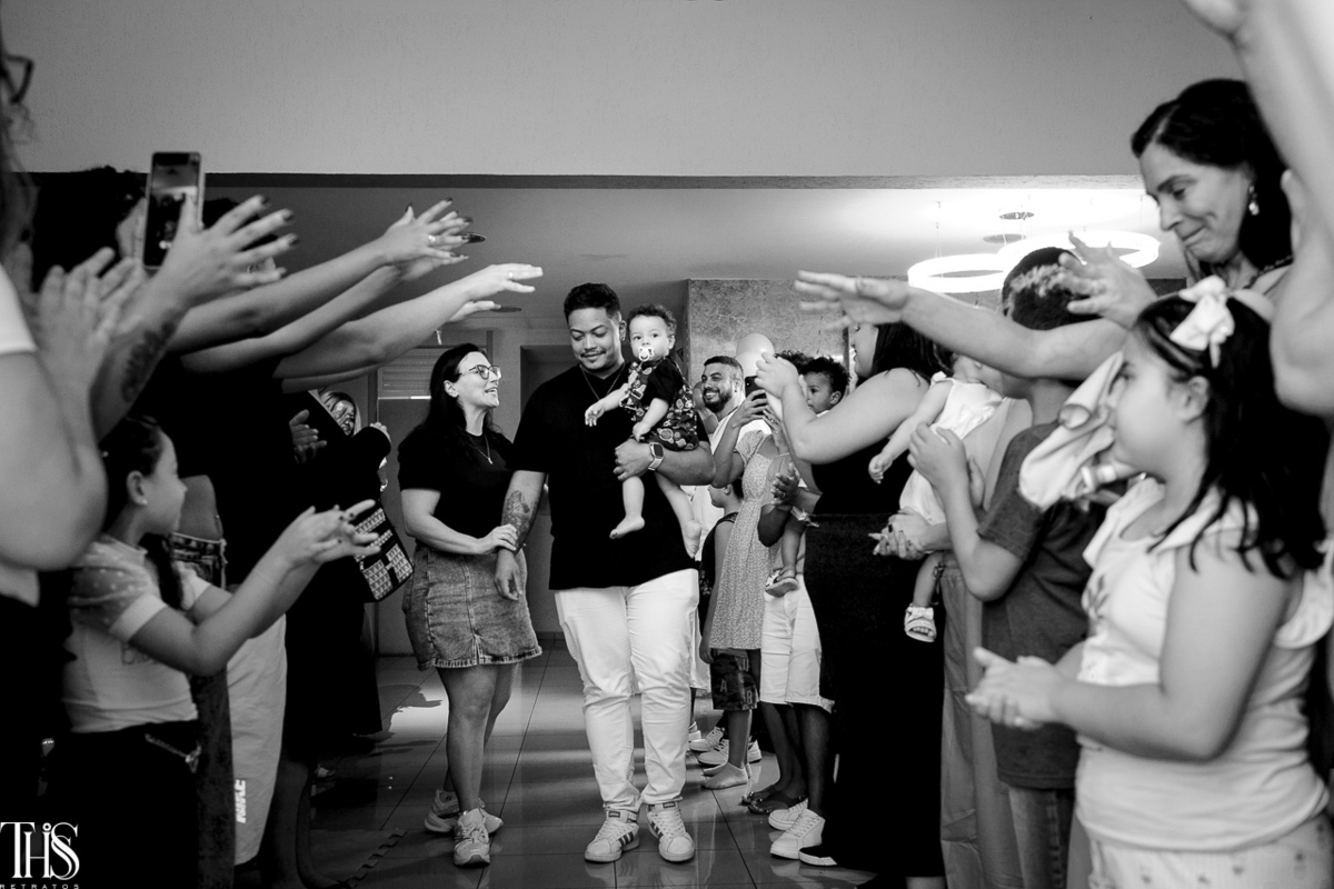 foto preto e branco família em festa infantil com convidados - fotografa em sp sbc
