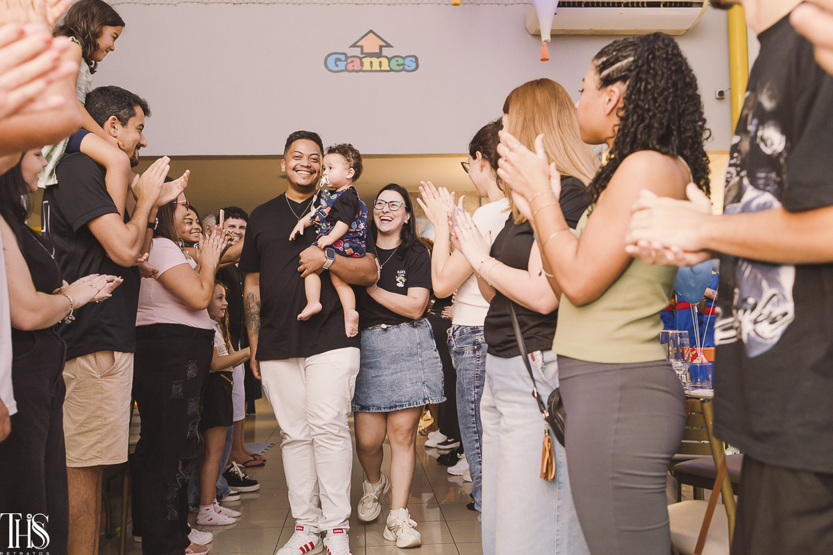 pais passando com filho em festa infantil - fotografa em sp sbc