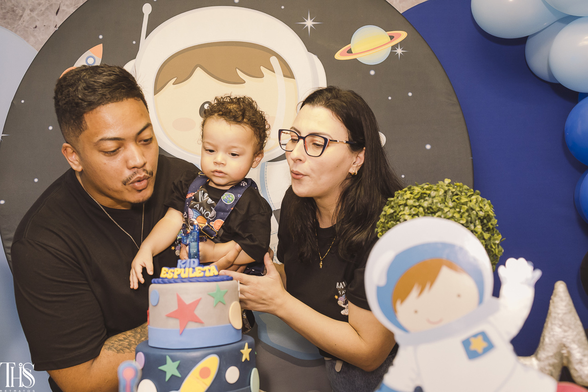família na mesa do bolo soprando velinha em festa infantil - fotografa em sp sbc
