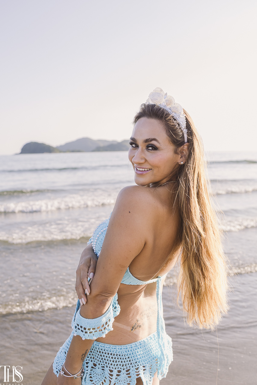 mulher com coroa de conchas na praia de fundo - fotografa em sp sbc