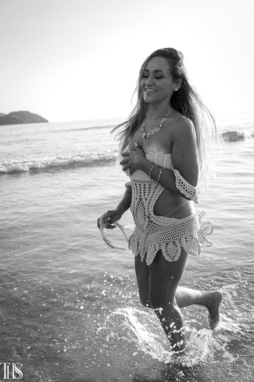 mulher em foto preto e branco em ensaio na praia - fotografa em sp sbc