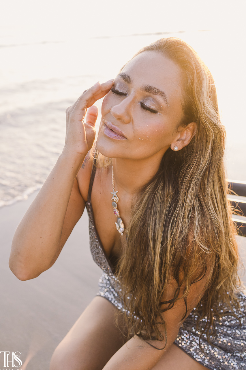 mulher com sol de fundo em ensaio na praia - fotografa em sp sbc