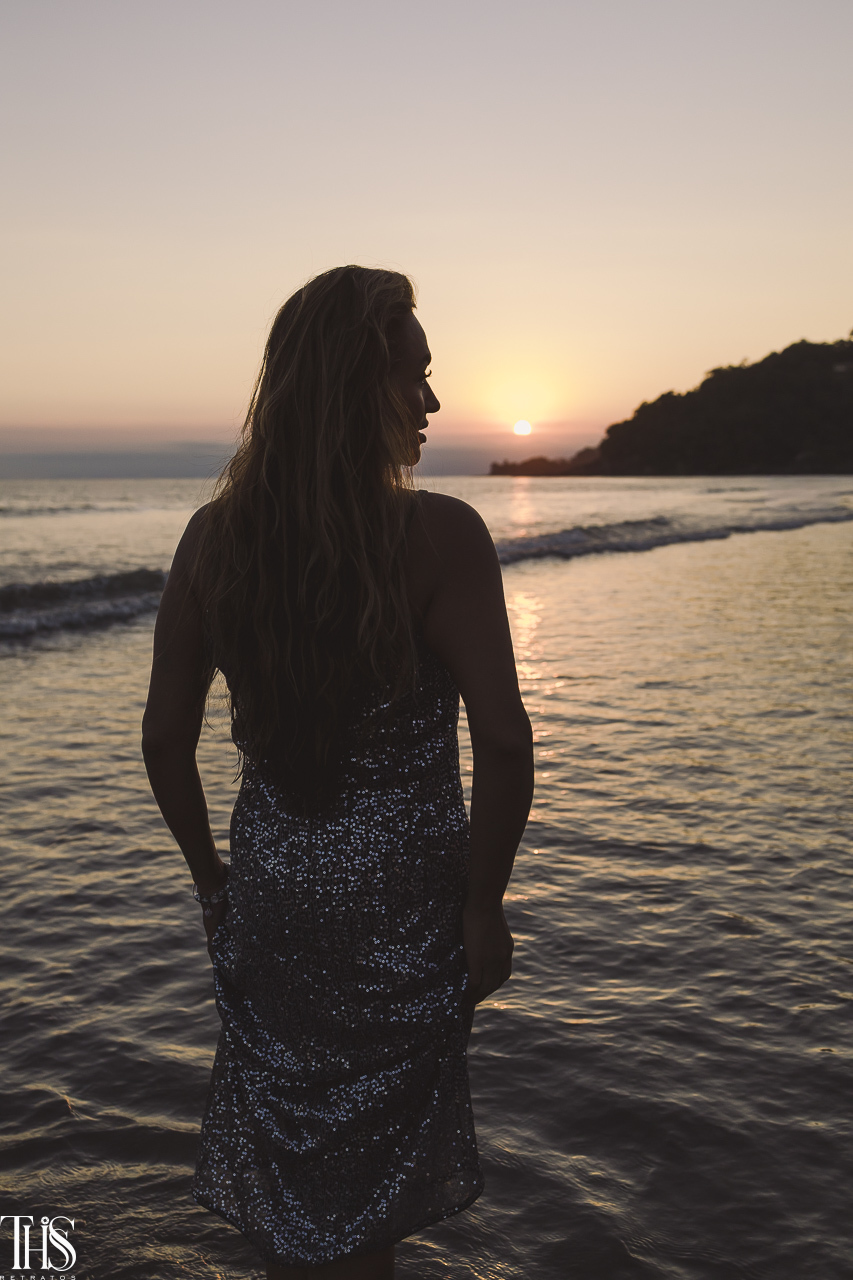 foto de mulher na praia em ensaio externo ensaio feminino - fotografa em sp sbc