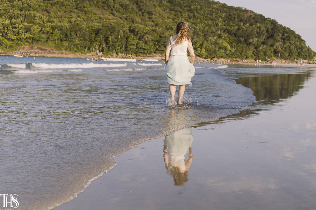 mulher andando na beira do mar em ensaio na praia - fotografa em sp sbc