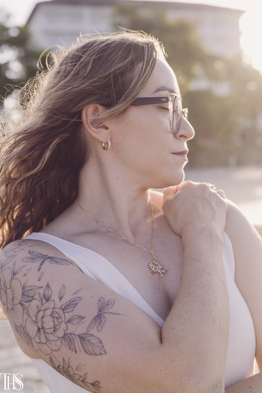 mulher na brisa do mar em ensaio na praia - fotografa em sp sbc