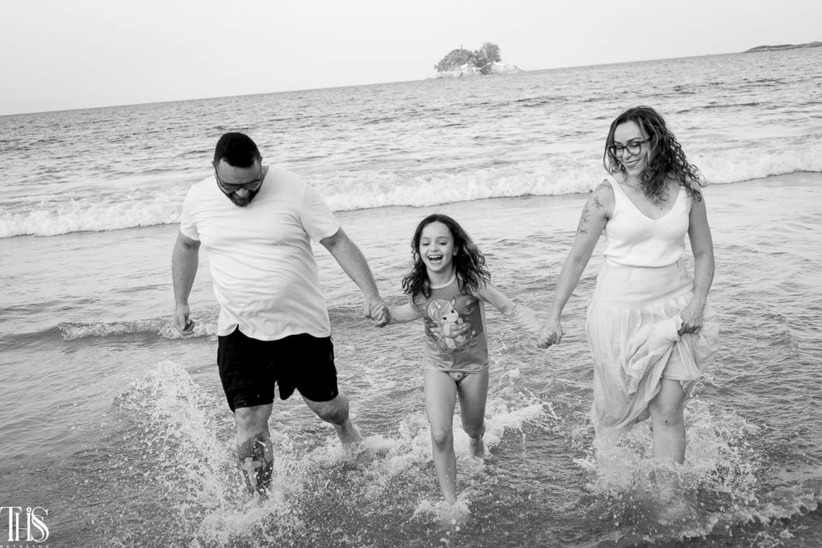 família em foto preto e branco na praia - fotografa em sp sbc