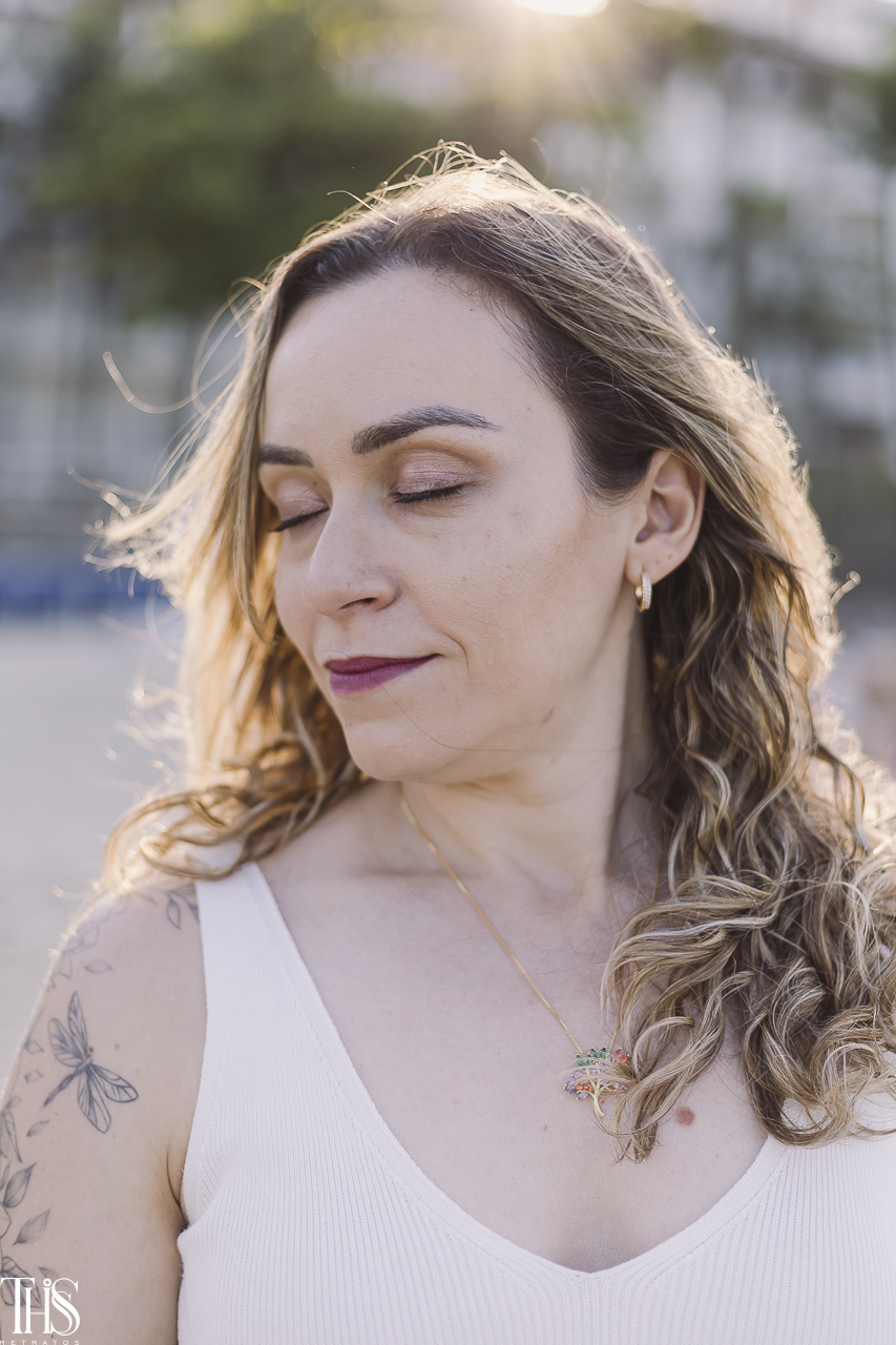 mulher na praia em ensaio feminino - fotografa em sp sbc