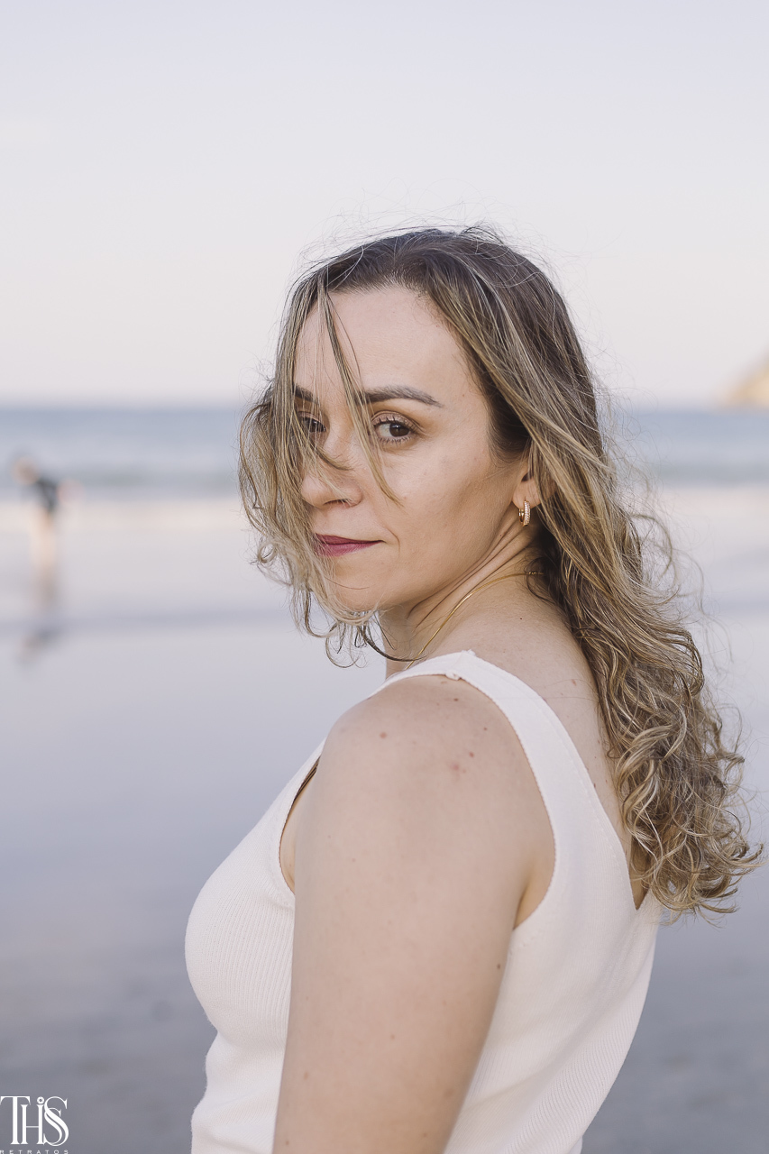 mulher olhando para a câmera em ensaio feminino na praia - fotografa em sp sbc