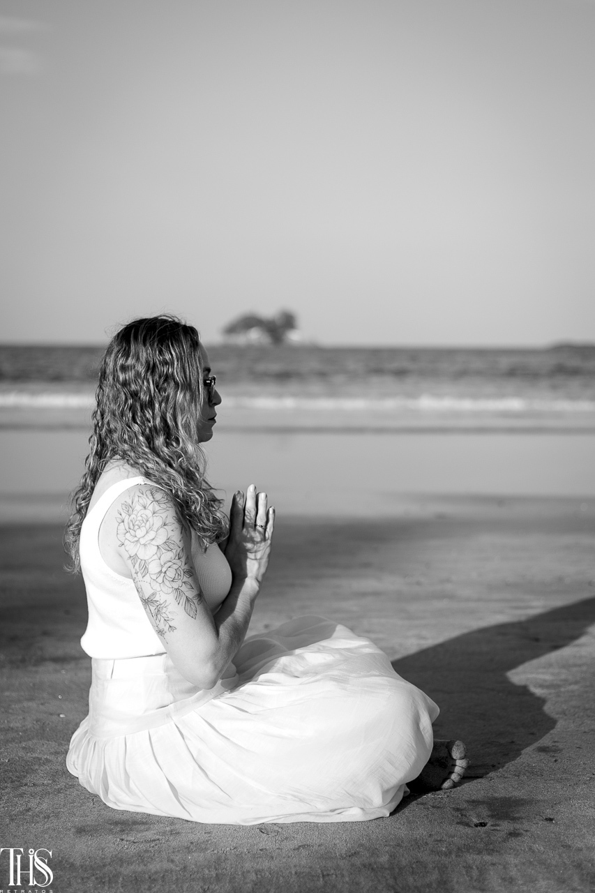 foto preto e branco em ensaio na praia - fotografa em sp sbc