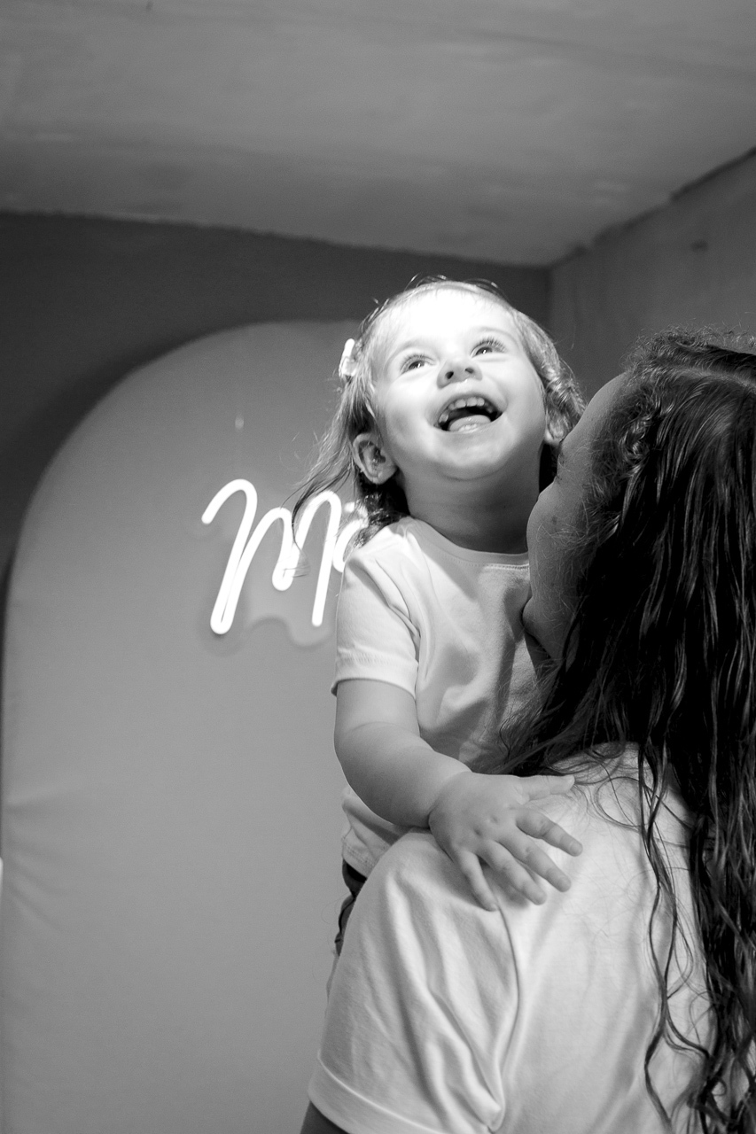 foto preto e branco menina no colo da mãe ensaio dia das mães - fotografa em sp sbc