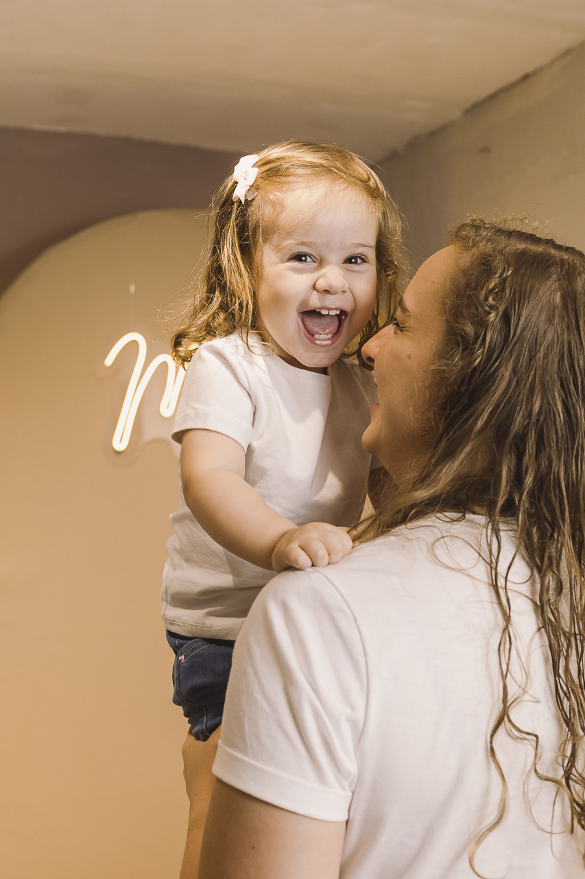 criança rindo no colo da mãe dia das mães - fotografa em sp sbc