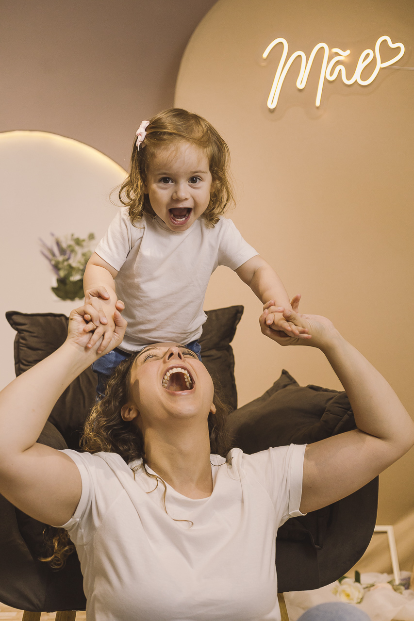 mãe e filha brincando em ensaio dia das mães - fotografa em sp sbc