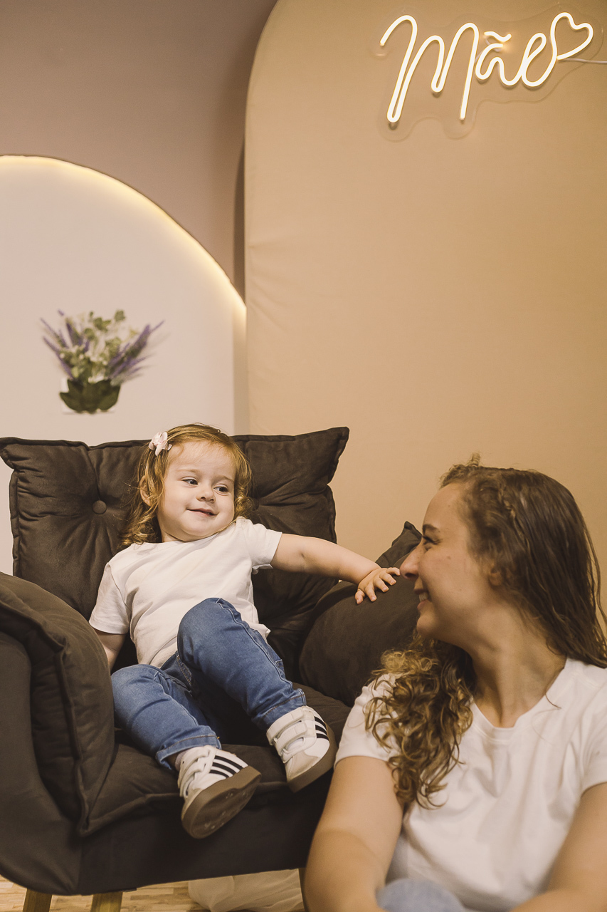 bebê olhando para mãe em ensaio dia das mães - fotografa em sp sbc