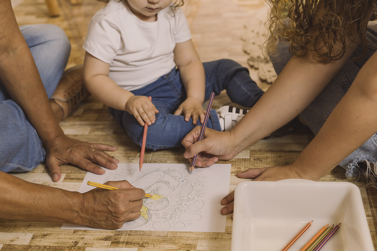 mãe, criança e avó pintando desenho em ensaio dia das mães - fotografa em sp sbc