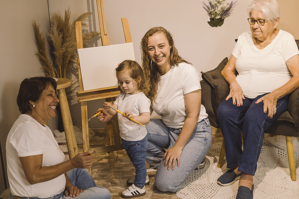familia de mulheres em ensaio dia das mães com pinceis - fotografa em sp sbc