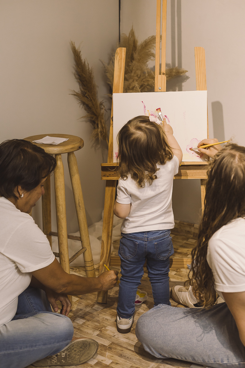 criançça pintando quasdro em ensaio dia das mães - fotografa em sp sbc