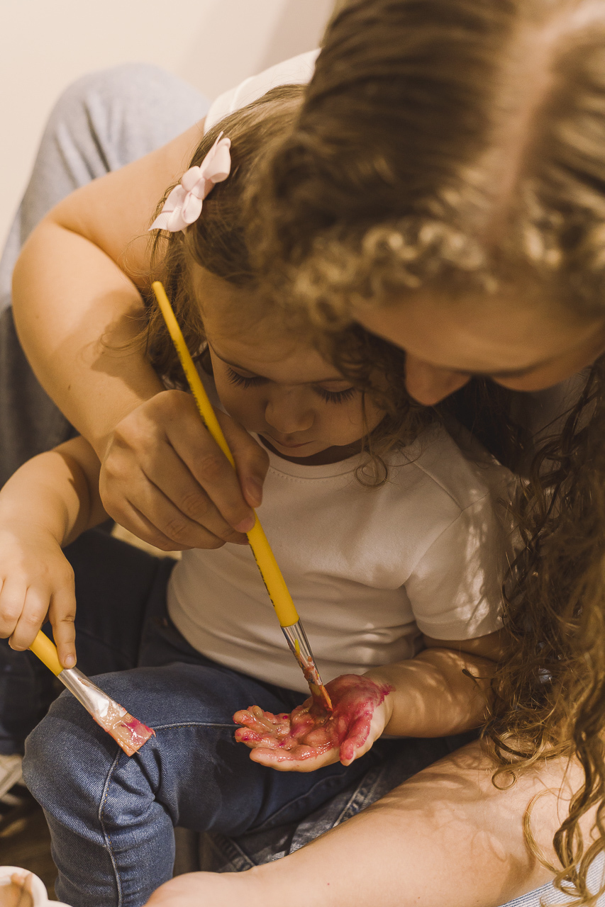 mãe e filha com pincel em ensaio dia das mães - fotografa em sp sbc