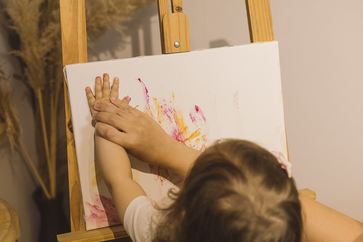 criança colocando mãe em quadro ensaio dia das mães - fotografa em sp sbc