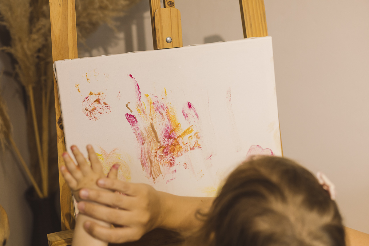 criança pintando quadro em ensaio dia das mães ensaio dia das mães - fotografa em sp sbc