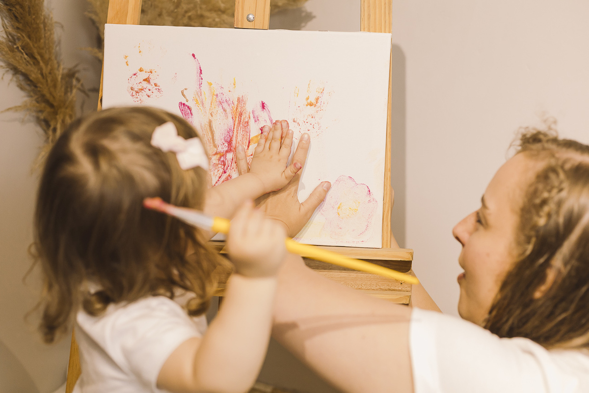 criança pintando mão quadro em ensaio dia das mães - fotografa em sp sbc