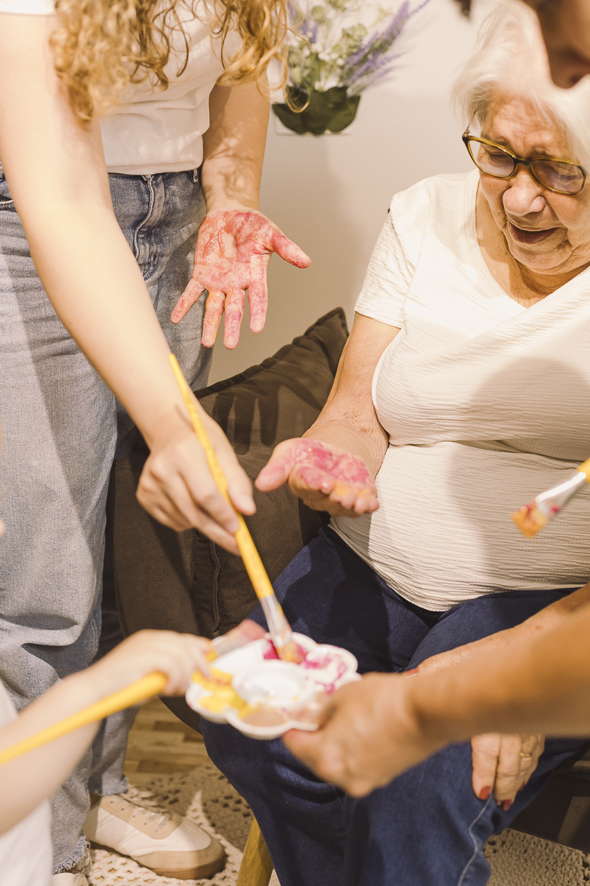 familia pintando mão em ensaio dia das mães - fotografa em sp sbc
